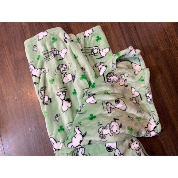 Berkshire Peanuts SNOOPY "Lucky Leaves " Green Throw Blanket Collection - Picture 3 of 4